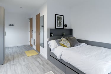 Classic Plus En Suite at Oldway Centre, 39 High Street, City Centre, Swansea, SA11LA - Image 2